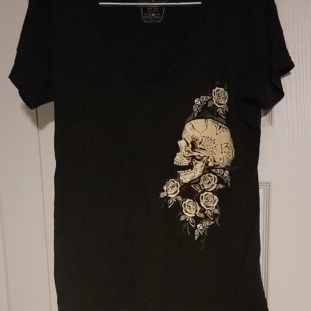 Black Short Sleeve Graphic Tee with Vintage Skull Design